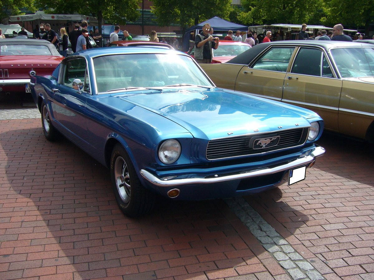 Ford Mustang 1 Fastback Coupe des Modelljahres 1966. Allein im Jahr 1966 verkaufte Ford 607.568 Mustang Fahrzeuge. Der Kunde konnte in diesem Modelljahr zwischen 23 verschiedenen Lackierungen wählen. Der gezeigte Mustang ist im Farbton sapphire blue lackiert. Zur Auswahl standen vier Motorisierungen: Sechszylinderreihenmotor mit 3.3l Hubraum und 120 PS und ein V8-motor mit 4.7l Hubraum, der entweder 225 PS, 271 PS oder 289 PS leistet. US-Cartreffen CentroO am 21.07.2019.