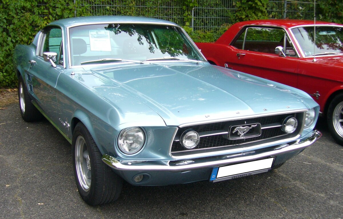 Ford Mustang 1 Fastback Coupe des Modelljahres 1967 im Farbton frost turquoise. Der Erstbesitzer dieses Fastback Coupes hat 1967 auf der Bestellung des Fahrzeuges einer stärkeren Motor, als den Basis V8-Motor angekreuzt. Dieses  Pony  hat einen V8-Motor mit einem Hubraum von 390 cui (6391 cm³) und hat 320 PS. Die Höchstgeschwindigkeit ist laut dem Expose am Fahrzeug mit 190 km/h angegeben. Dann fließen ab auch bis zu 17 Liter Benzin auf 100 Kilometer durch die Vergaseranlage. Oldtimer- und Youngtimertreffen an Mo´s Bikertreff in Krefeld am 08.10.2023.
