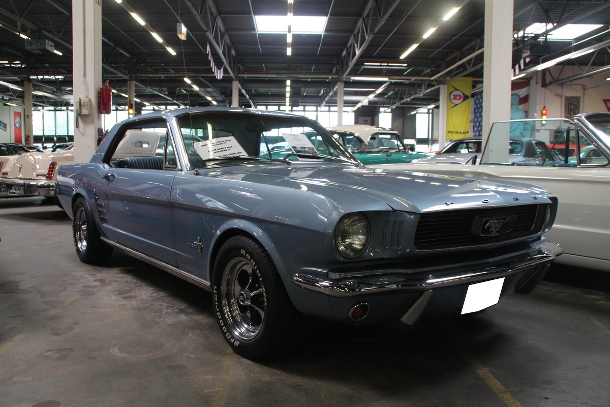 Ford Mustang 1 Hardtop Coupe des Modelljahres 1966. Der im seltenen Farbton silver blue lackierte Mustang ist mit dem 289 cui V8-motor (4736 cm³) ausgerüstet. Dieser leistet 210 PS. Emmerich am 26.07.2017.