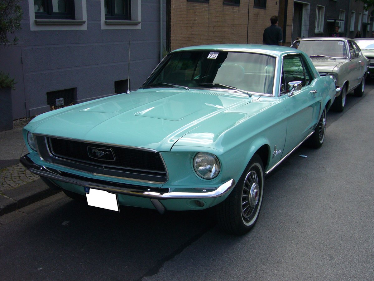Ford Mustang 1 Hardtop Coupe des Modelljahres 1968 im Farbton beatrik blue. Im Modelljahr 1968 konnte der Käufer zwischen einem Sechszylinderreihenmotor mit einem Hubraum von 3.3l und 115 PS, sowie V8-motoren mit Hubräumen von 4.7l und 195 PS oder 230 PS, 6.4l mit 335 PS und 7.0l mit 390 PS. 10. Dukes of Downtown am 01.09.2018 in Essen-Rüttenscheid.