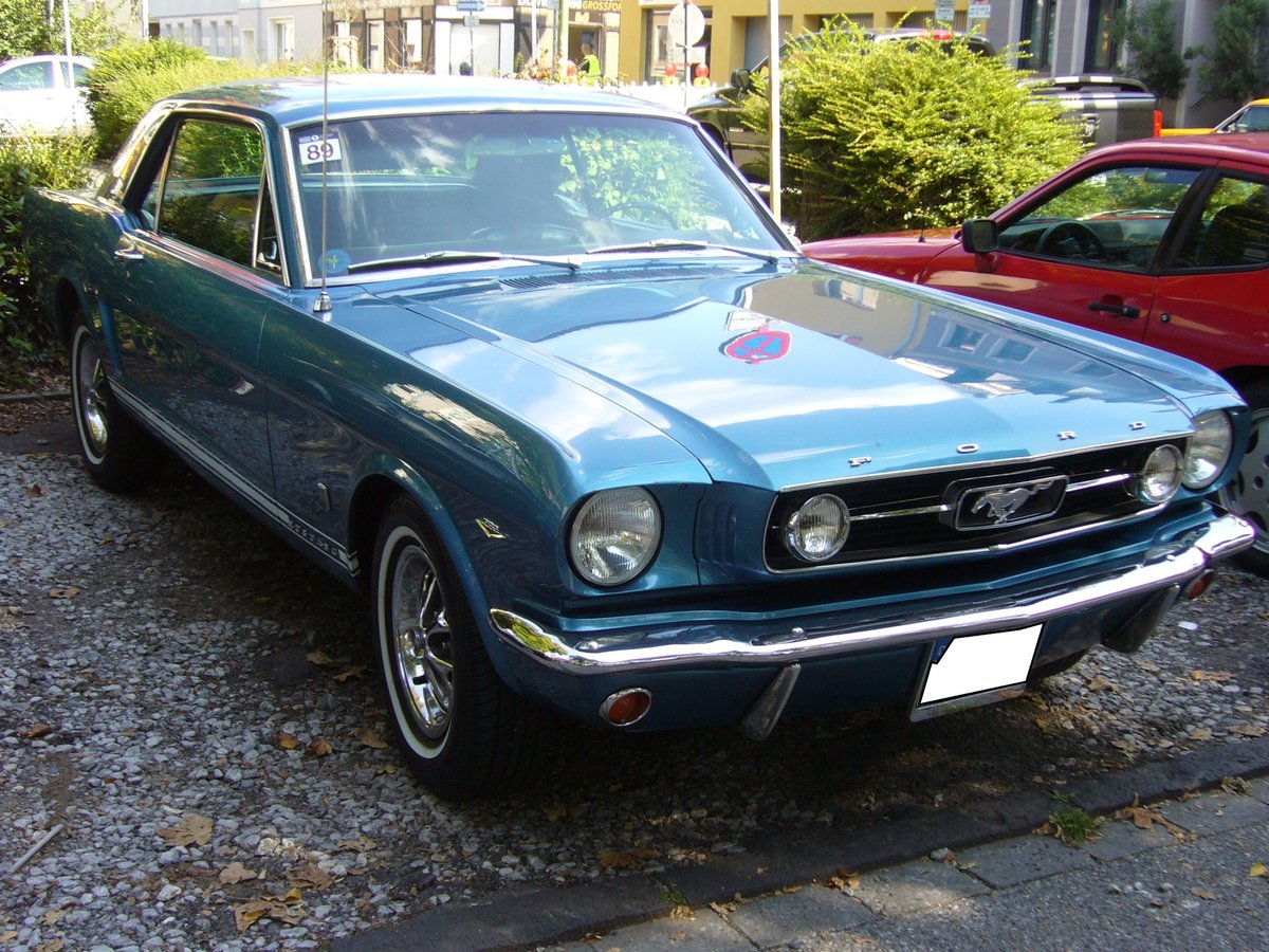 Ford Mustang 1 Hardtop Coupe des Modelljahres 1966 im Farbton sapphire blue. Allein im Jahr 1966 verkaufte Ford 607.568 Autos vom Typ Mustang. Der Kunde konnte in diesem Modelljahr zwischen 23 verschiedenen Lackierungen wählen. Zur Auswahl standen vier Motorisierungen: Sechszylinderreihenmotor mit 3.3l Hubraum und 120 PS und ein V8-motor mit einem Hubraum von 289 cui (4736 cm³), der entweder 225 PS, 271 PS oder 289 PS leistet. 11.  Dukes of Downtown  am 31.08.2019 in Essen-Rüttenscheid.