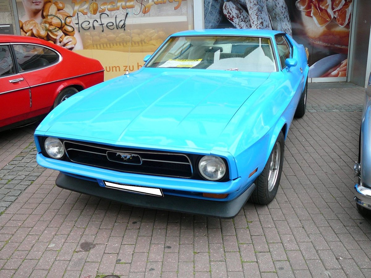 Ford Mustang 1 Hardtop Coupe des Modelljahres 1971 im Farbton grabber blue. Im Jahr 1971 erfolgte das dritte und gleichzeitig letzte große Facelift der ersten Mustang-Generation. Die  Ponys  wurden erneut länger und schwerer. Am häufigsten wurde in diesem Modelljahr folgende Motorisierung gewählt: V8-Motor mit einem Hubraum von 4942 cm³ und einer Leistung von 210 PS. Oldtimertreffen in Bottrop im Juni 2015.