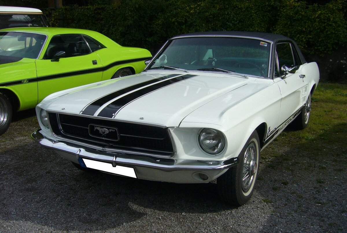 Ford Mustang 1 Hardtop Coupe des Modelljahres 1968 im Farbton wimbledon white. Im Modelljahr 1968 konnte der Käufer zwischen einem Sechszylinderreihenmotor mit einem Hubraum von 3.3l und einer Leistung von 115 PS, sowie V8-Motoren mit Hubräumen von 4.7l und 195 PS oder 230 PS, 6.4l mit 335 PS und 7.0l mit 390 PS wählen. Altmetall trifft Altmetall im LaPaDu am 02.10.2022.