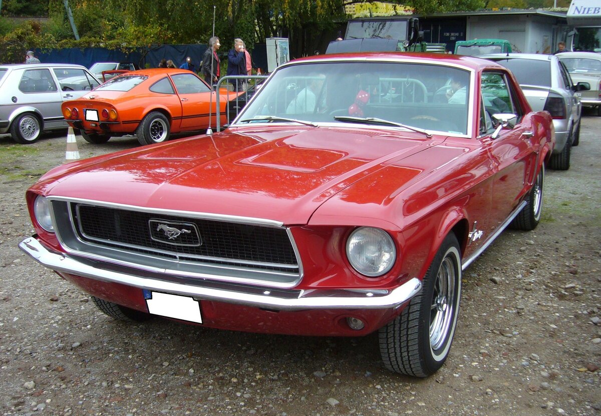 Ford Mustang 1 Hardtop Coupe des Modelljahres 1969 im Farbton candy aplle red. Im Modelljahr 1969 konnte der Käufer zwischen einem Sechszylinderreihenmotor mit einem Hubraum von 3.3l und 115 PS, sowie V8-Motoren mit Hubräumen von 4.7l und 195 PS oder 230 PS, 6.4l mit 335 PS und 7.0l mit 390 PS wählen.  Oldtimertreffen am Theater an der Niebu(h)rg in Oberhausen am 23.10.2022.