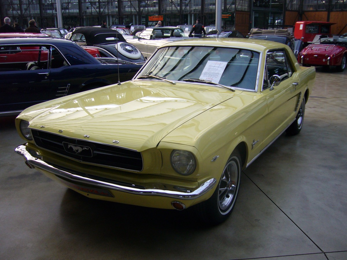 Ford Mustang 1 Hardtop Coupe. Dieser 1965´er Mustang ist in der recht seltenen Farbe springtime yellow lackiert. Der 289 cui (4.735 cm³) V8-motor leistet 200 PS. Classic Remise Düsseldorf am 02.032014. 