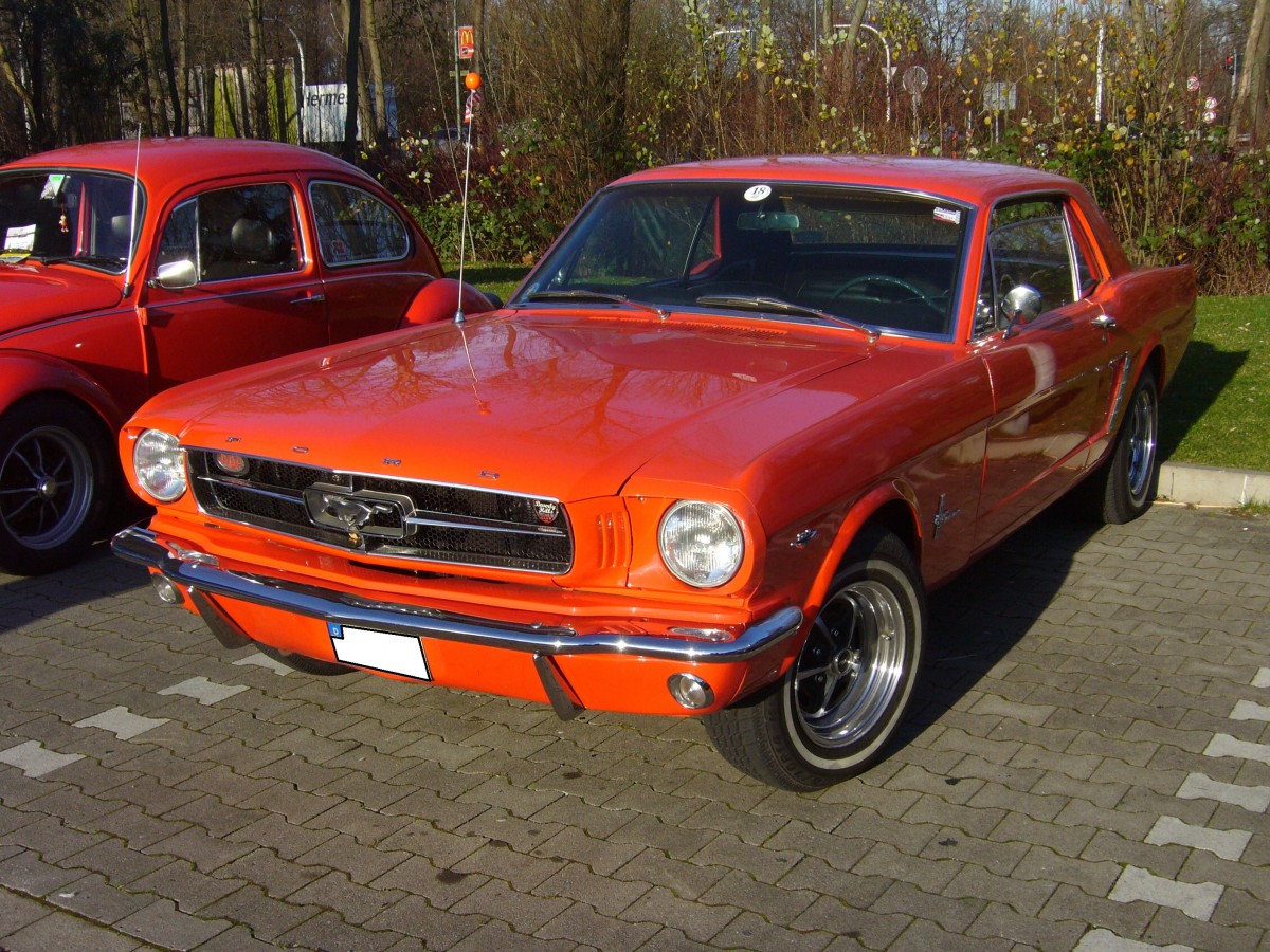 Ford Mustang 1. Hier wurde ein 1965´er Mustang in der Karosserievariante Hardtop Coupe, im Farbton poppyred abgelichtet. Oldtimertreffen an der Gelsenkirchener Garage 10 am 30.12.2015.