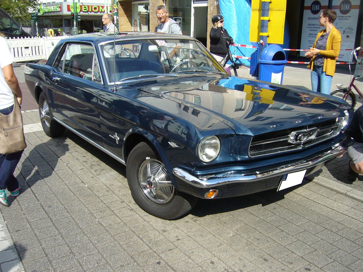 Ford Mustang 1. Hier wurde ein 1965´er Mustang in der Karosserievariante Hardtop Coupe, im Farbton caspian blue abgelichtet. 10. Dukes of Downtown am 01.09.2018 in Essen-Rüttenscheid.