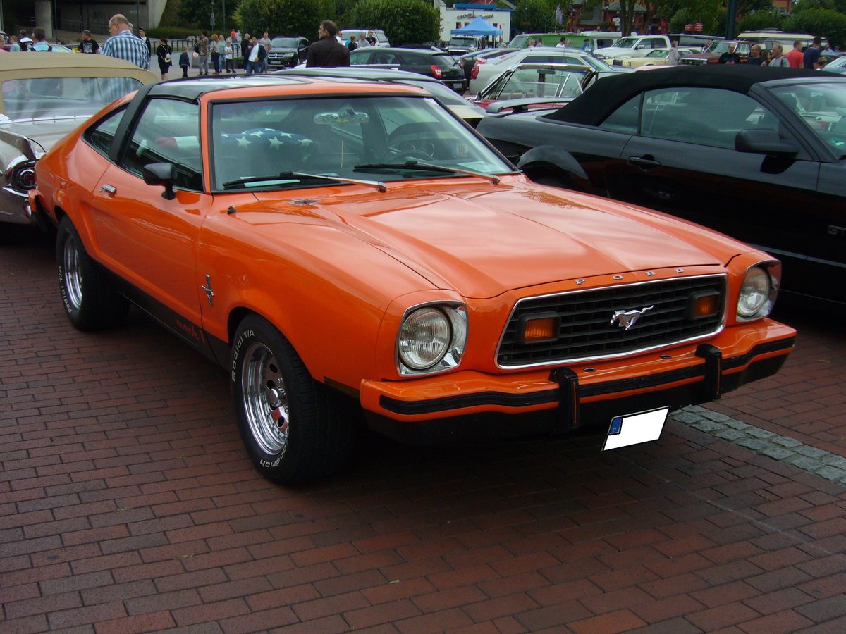 Ford Mustang 2 desModelljahres 1977. Der abgelichtete Mustang ist mit einem so genannten 
T-Roof ausgerüstet. Das heißt, das die Dachhälften heraus genommen werden können und nur noch ein Mittelsteg zu stehen bleibt. Der V8-motor hat einen Hubraum von 4942 cm³ und leistet 134 PS. Die Modelle für Kalifornien, haben aufgrund von schärferen Abgasbestimmungen, 2 PS weniger Leistung. 14. US-Cartreffen am 29.07.2017 im CentroO.
