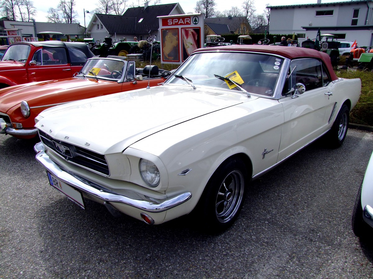 FORD MUSTANG-289 hat sich zur Oldtimerveranstaltung in St.Martin eingefunden; 150412