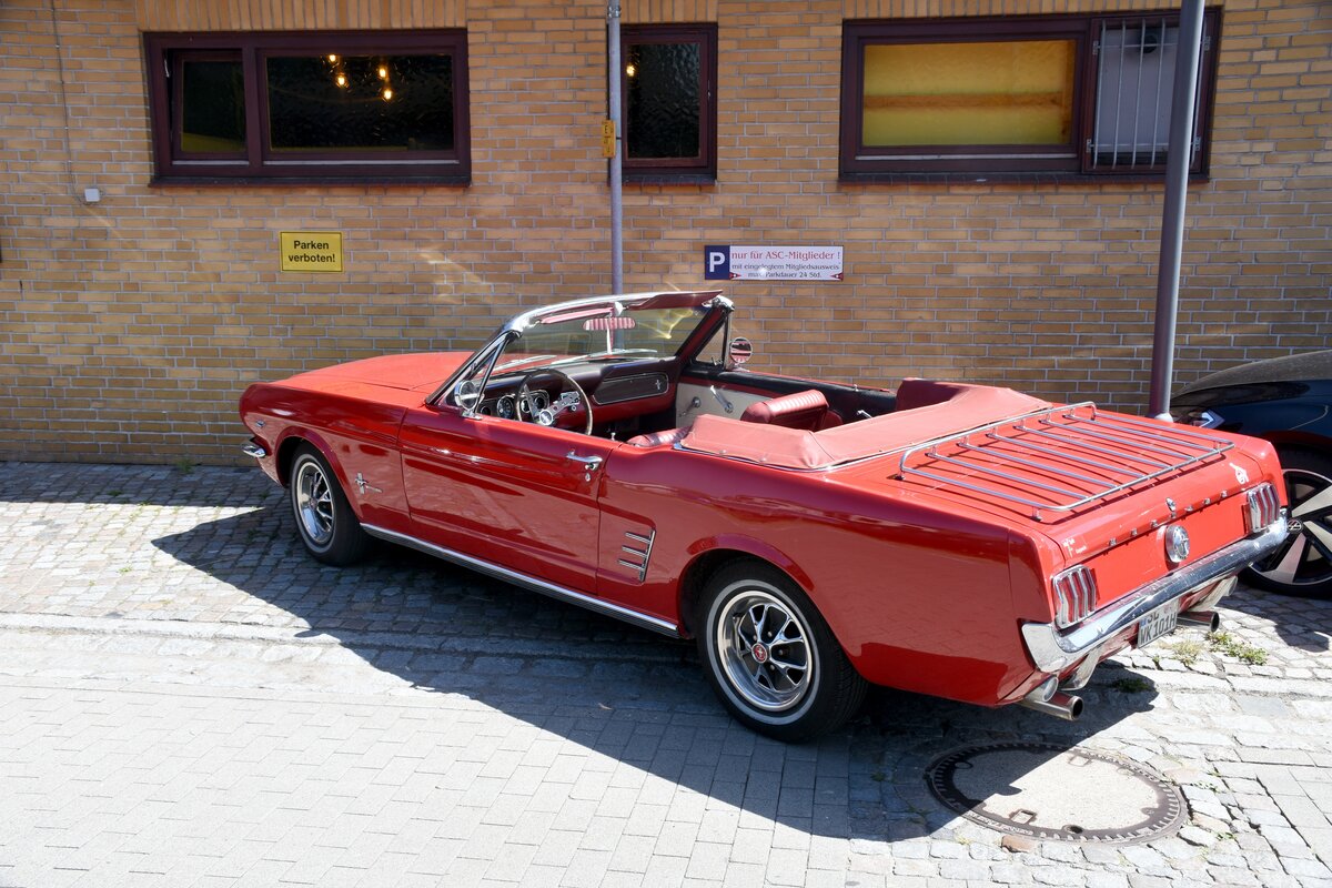 Ford Mustang am alten Bahnhof (Kappeln/Deutschland, 17.07.1021)