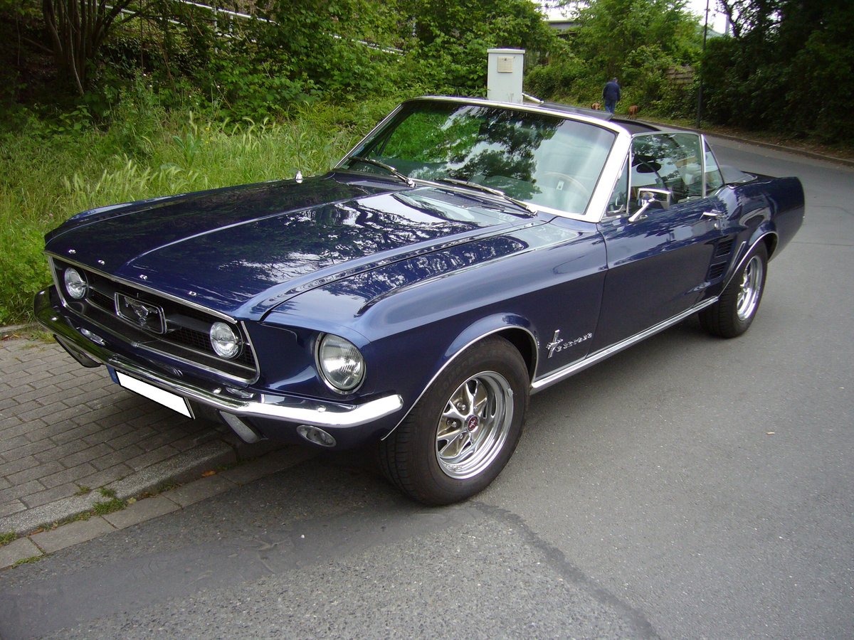 Ford Mustang Convertible des Modelljahres 1967. Über das  Pony  ist schon derart viel geschrieben worden, das ich mich lediglich darauf beschränke zu schreiben, das der Wagen im Farbton acapulco blue lackiert ist. 18. Prinz Friedrich Oldtimertreffen am 26.05.2019 in Essen-Kupferdreh.