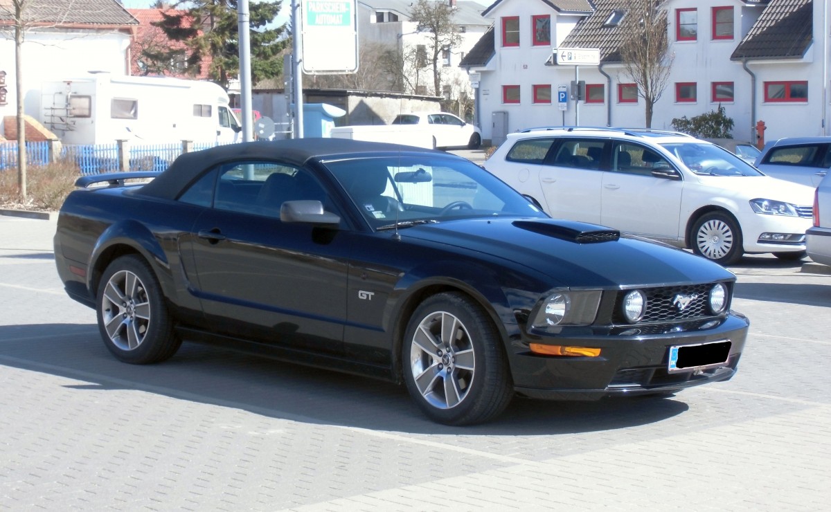 Ford Mustang GT am 03.04.15 in Sassnitz.