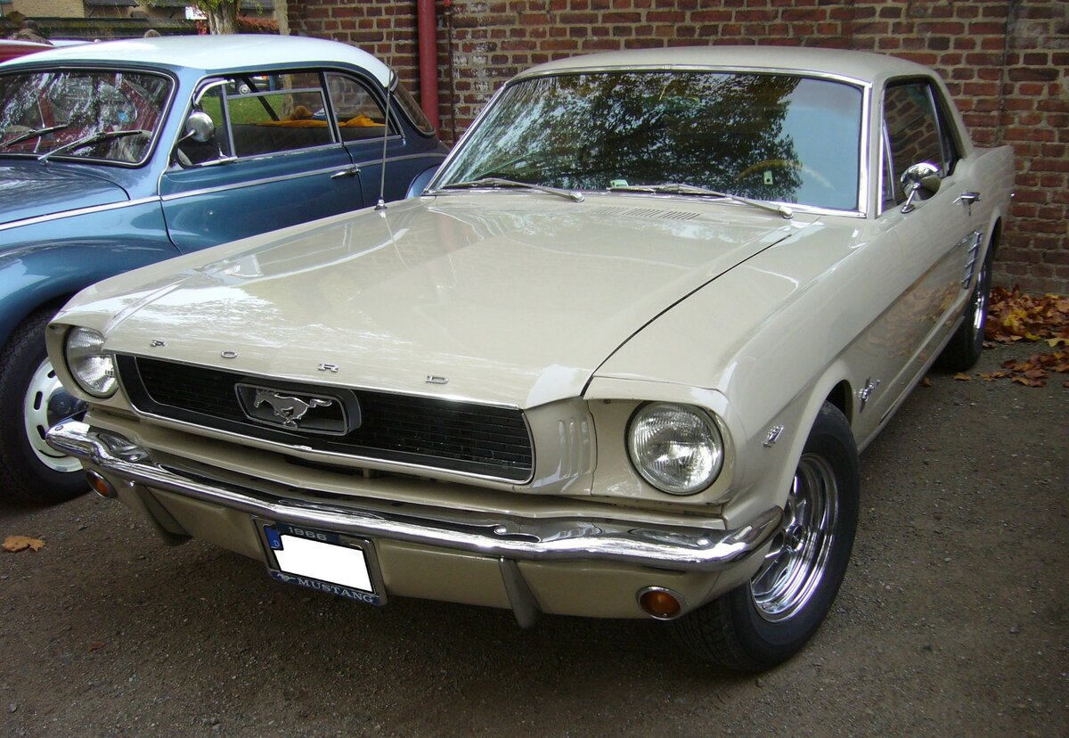 Ford Mustang Hardtop Coupe aus dem Jahr 1966. Allein im Jahr 1966 verkaufte Ford 607.568 Mustang Fahrzeuge (alle Karosserieversionen zusammen gerechnet). Der Kunde konnte in diesem Modelljahr zwischen 23 verschiedenen Lackierungen wählen. Der gezeigte Mustang ist im Farbton sahara beige lackiert. Zur Auswahl standen vier Motorisierungen: Sechszylinderreihenmotor mit 3.3l Hubraum und 120 PS und ein V8-Motor mit 289 cui (4736 cm³) der entweder 225 PS, 271 PS oder 289 PS leistet. Oldtimertreffen am Theater an der Niebu(h)rg in Oberhausen am 23.10.2022.