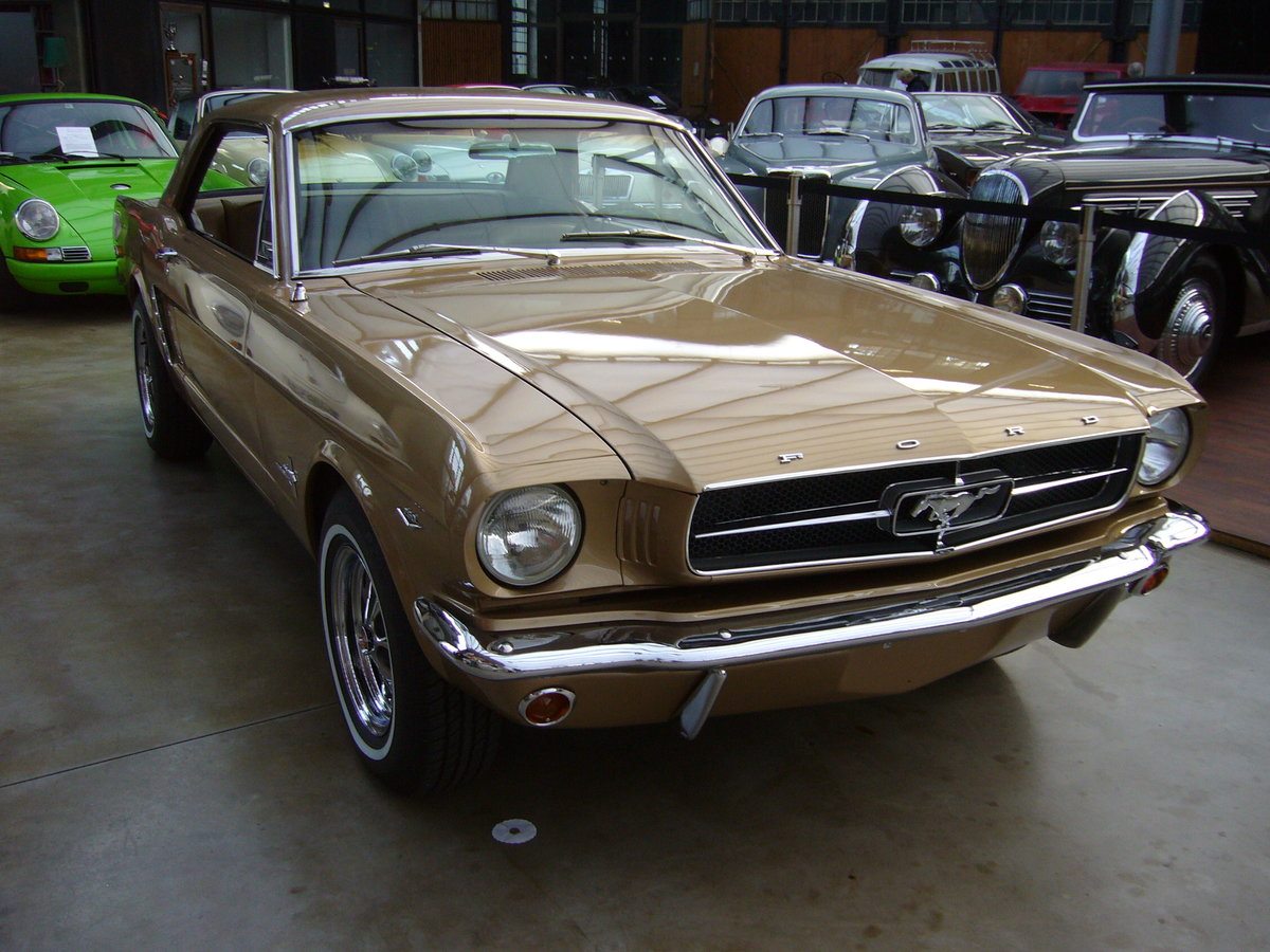 Ford Mustang Hardtop Coupe des Modelljahres 1965 im Farbton prairie bronce. Classic Remise Düsseldorf am 28.10.2018.