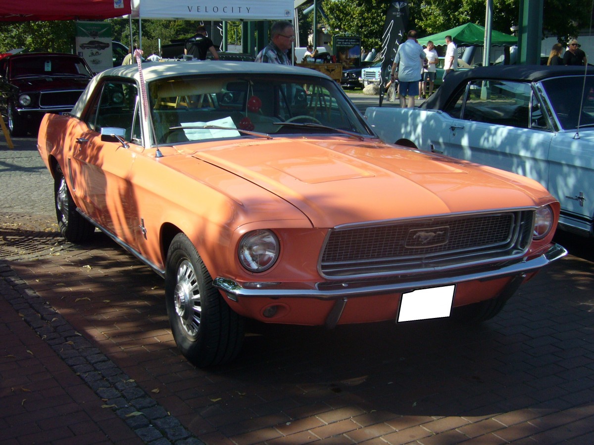 Ford Mustang Hardtop Coupe des Modelljahres 1968 in der wohl eher seltenen Farbe eastertime coral. US-carmeeting Centro Oberhausen am 19.07.2014.