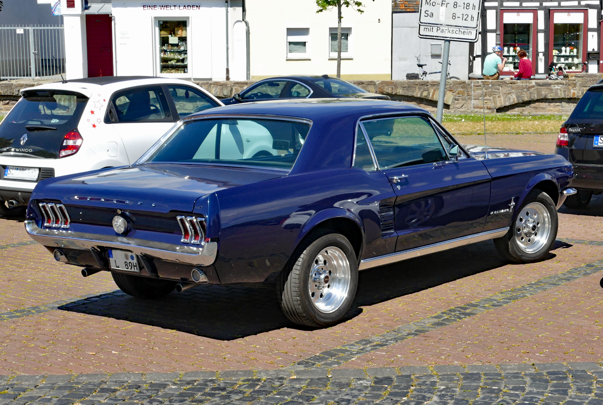 Ford Mustang Oldie, Heckansicht, in Rheinbach - 17.05.2020