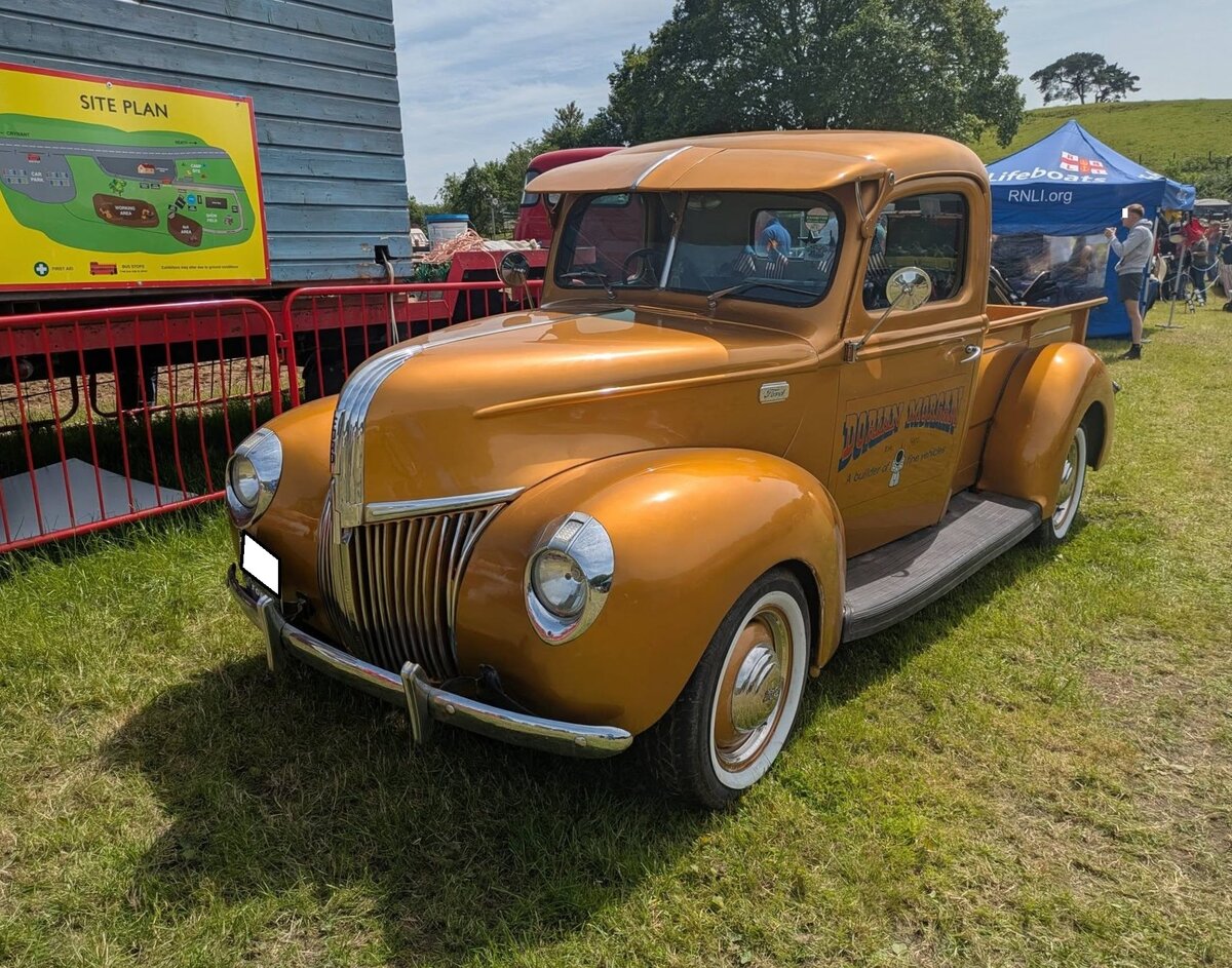 Ford Pickup aus dem Jahr 1941. Der 1941´er Ford Pickup geh�rt zu den ikonischsten leichten Nutzfahrzeugen der amerikanischen Automobilgeschichte. Er markiert das letzte volle Produktionsjahr von zivilen Fahrzeugen f�r Ford vor dem Eintritt der USA in WW2 und dem daraus resultierende Produktionsstopp f�r den zivilen Markt. Die Frontgestaltung �bernahm wesentliche Stilelemente der eleganten Ford-Personenwagen von 1940 (insbesondere des Ford Deluxe). Dies verlieh dem Lkw ein f�r damalige Verh�ltnisse aerodynamisches und edles Aussehen. Der markante, spitz zulaufende K�hlergrill in V-Form mit vertikalen Chromstreben pr�gte das Gesicht des Pickup. Die tropfenf�rmigen Scheinwerfer wurden formsch�n direkt in die vorderen Kotfl�gel integriert. Der geneigte K�ufer konnte zwischen drei Motorisierungen w�hlen: Als sparsame Einstiegsvariante gab es einen Vierzylinderreihenmotor. Alternativ gab es 1941 erstmalig auch einen Sechszylinderreihenmotor. Die meisten Kunden w�hlten allerdings den legend�ren Flathead V8-Motor mit einem Hubraum von 221 cui (3622 cm�) mit einer Leistung von 90 PS. Abergavenny Steam and Vintage Show am 27.05.2023.
