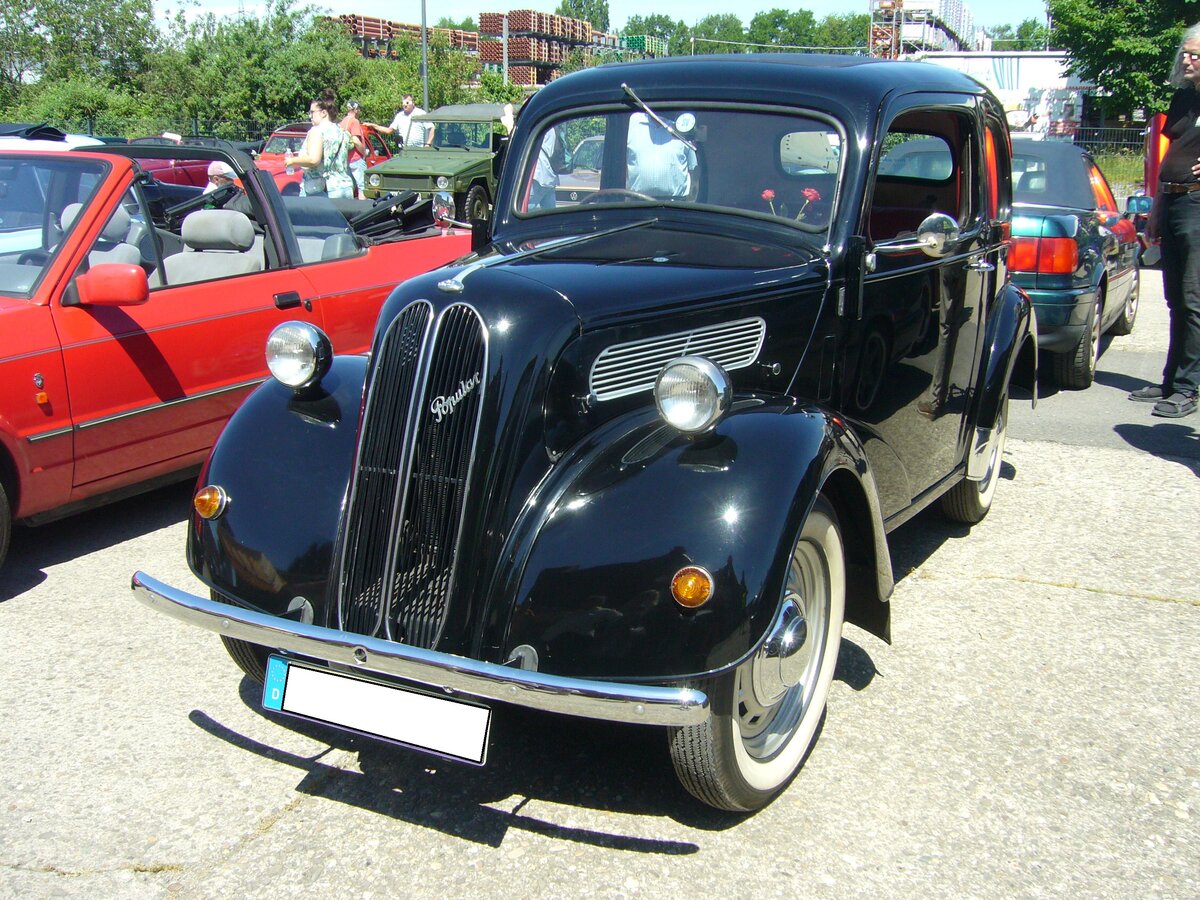 Ford Popular 103E, gebaut von 1953 bis 1959 von Ford/GB. Der Popular basierte auf dem Vorkriegsmodell Anglia und verkaufte sich ca. 150.000 mal. Der Vierzylinderreihenmotor leistet 30 PS aus einem Hubraum von 1.172 cm³. Oldtimertreffen an der  Alten Dreherei  in Mülheim an der Ruhr am 19.06.2021 und 20.06.2021.