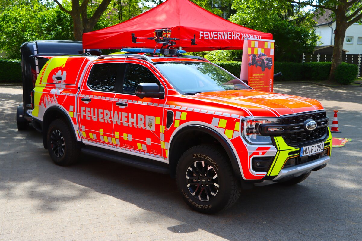 Ford Ranger Berufsfeuerwehr Hanau GW-Drohne (Florian Hanau 1-79-1) mit Anh�nger f�r den L�schroboter Magirus Wolf R1 am 10.05.26 beim 135 Jahre Feuerwehr R�dermark Urberach Feier