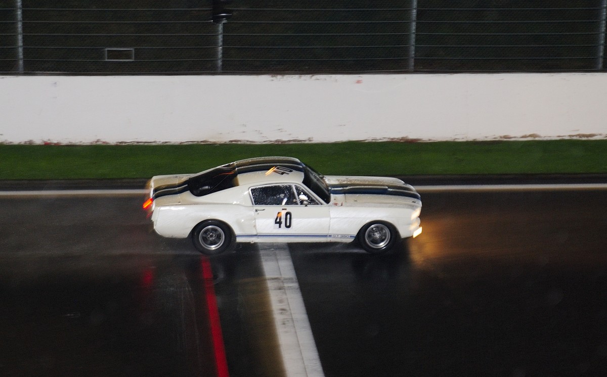 FORD Shelby Mustang 350 GT, im Regen, beim SPA SIX HOURS Classic 19.September 2015, Nachts vom Gebäude der Boxengasse. Blitzlicht ist erlaubt!