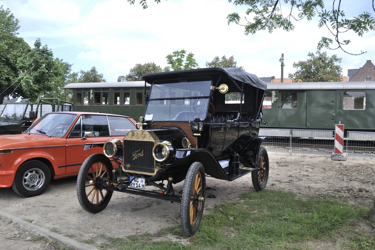 Ford T, Bj. 1914, ccm 2900, 4 Zylinder, höchstgeschwindigkeit 72 kmh. Hier in Schierwaldenrath  Schiene trift Strasse  am 24.Mai 2015