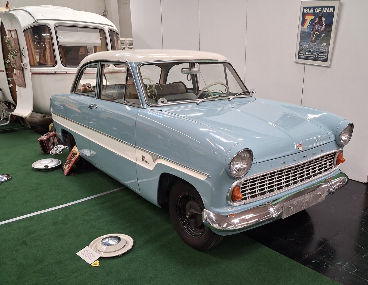 Ford Taunus G13 der vierten Serie, gebaut von 1959 bis 1962. Der im Volksmund  Streifentaunus  (wegen des grunds�tzlich wei� lackierten Streifens auf den Fahrzeugseiten) genannte G13, basierte auf dem bereits im Jahr 1952 vorgestellten  Weltkugeltaunus . Lieferbar war dieses Modell mit zwei Vierzylinderreihenmotoren: 1172 cm� Hubraum mit 38 PS oder 1498 cm� mit 55 PS. Der gezeigte  Streifentaunus  stammt aus dem letzten Modelljahr 1962. Techno Classica Salon in Dortmund am 25.09.2026.