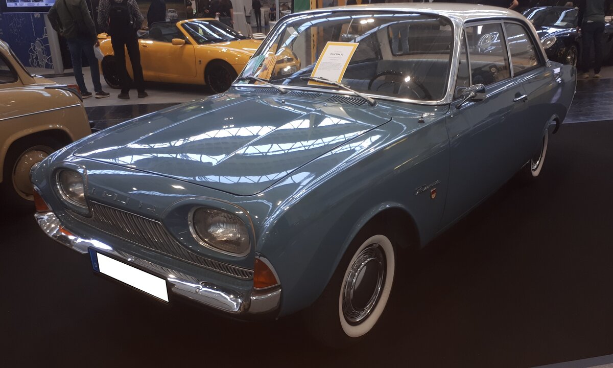 Ford Taunus P3 in der Karosserieversion zweitürige Limousine, gebaut in den Jahren von 1960 bis 1964. Die Werbung für diesen Wagen sprach von der  Linie der Vernunft , der Volksmund nannte ihn  Badewanne . Der P3 war mit folgenden Vierzylinderreihenmotoren lieferbar: 1498 cm³ mit 55 PS, 1698 cm³ mit 60 PS (ab 09. 1963) 65 PS. 1961 kam noch ein aufgebohrter Motor mit 1758 cm³ Hubraum hinzu, der 70 PS (ab September 1963) sogar 75 PS leistete. Retro Classics in Essen am 09.04.2026.