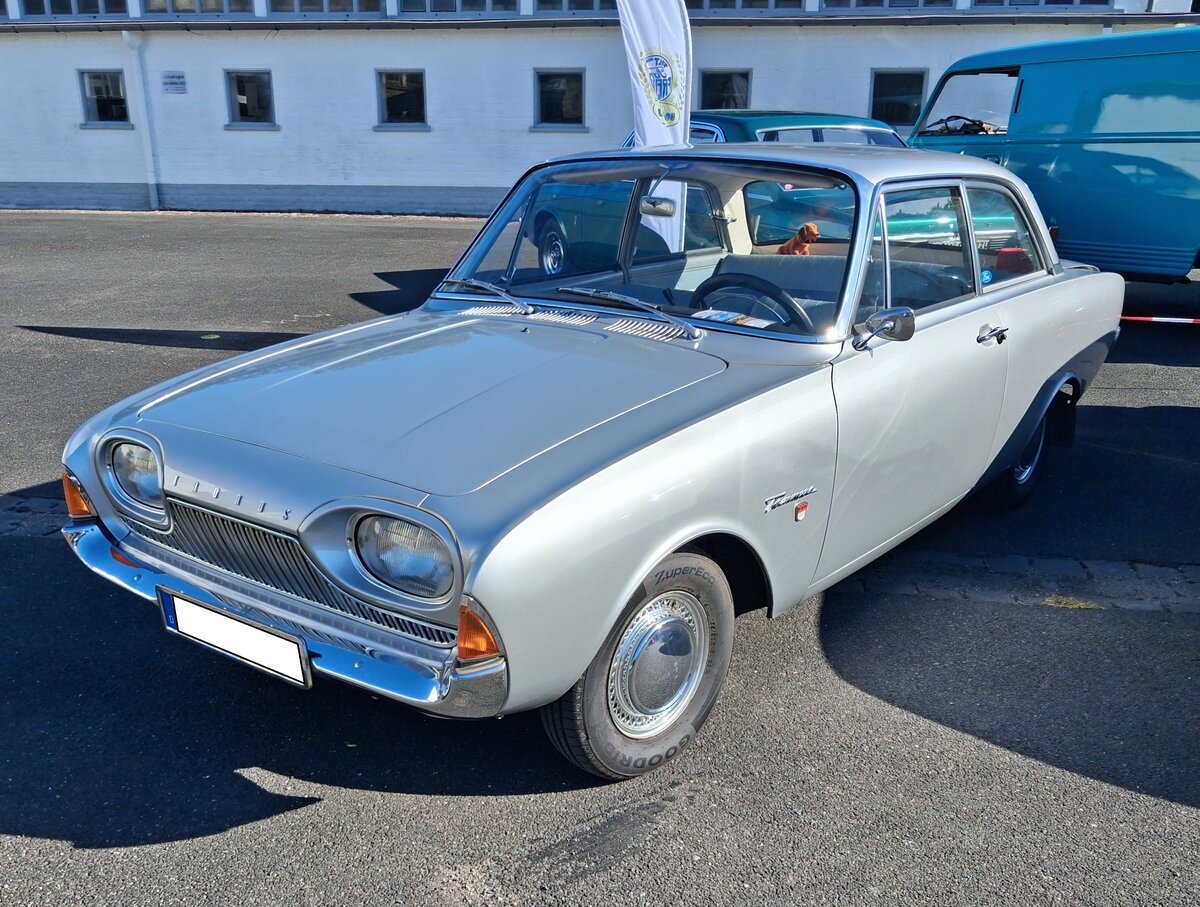 Ford Taunus P3 in der Karosserieversion zweit�rige Limousine, gebaut in den Jahren von 1960 bis 1964. Die Werbung f�r diesen Wagen sprach von der  Linie der Vernunft , der Volksmund nannte ihn  Badewanne . Der P3 war mit folgenden Vierzylinderreihenmotoren lieferbar: 1498 cm� mit 55 PS, 1698 cm� mit 60 PS (ab 09. 1963) 65 PS. 1961 kam noch ein aufgebohrter Motor mit 1758 cm� Hubraum hinzu, der 70 PS (ab September 1963) sogar 75 PS leistete. Der gezeigte P3 im Farbton platinsilber wurde erstmalig im Jahr 1963 zugelassen. Es ist ein 17M Super, also einer mit dem 1698 cm� Motor und einer Leistung von 65 PS. Alt-Ford-Treffen an Mo´s Bikertreff Krefeld am 06.09.2026.
 