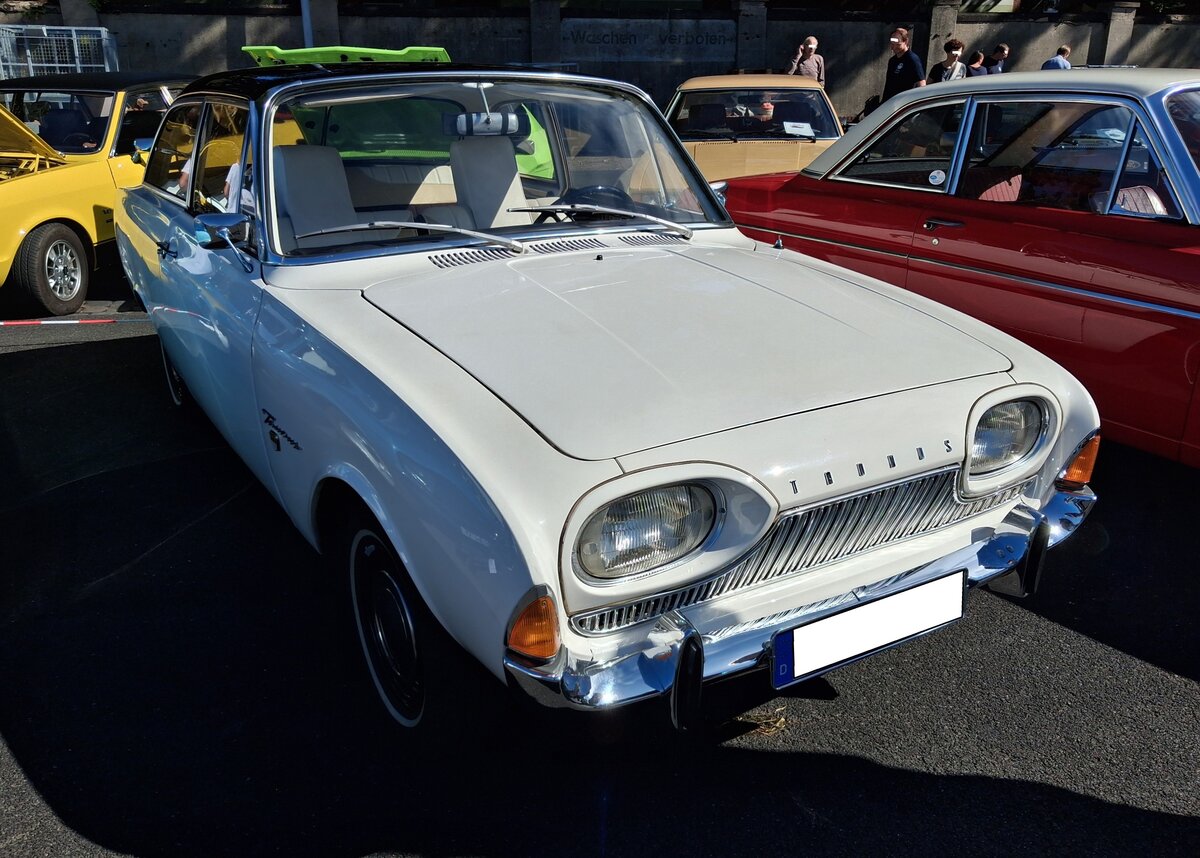 Ford Taunus P3 in der Karosserieversion zweit�rige Limousine, gebaut in den Jahren von 1960 bis 1964. Die Werbung f�r diesen Wagen sprach von der  Linie der Vernunft , der Volksmund nannte ihn  Badewanne . Der P3 war mit folgenden Vierzylinderreihenmotoren lieferbar: 1498 cm� mit 55 PS, 1698 cm� mit 60 PS (ab 09. 1963) 65 PS. 1961 kam noch ein aufgebohrter Motor mit 1758 cm� Hubraum hinzu, der 70 PS (ab September 1963) sogar 75 PS leistete. Der gezeigte P3 wurde erstmalig im Jahr 1961 zugelassen. Alt-Ford-Treffen an Mo´s Bikertreff Krefeld am 06.09.2026.