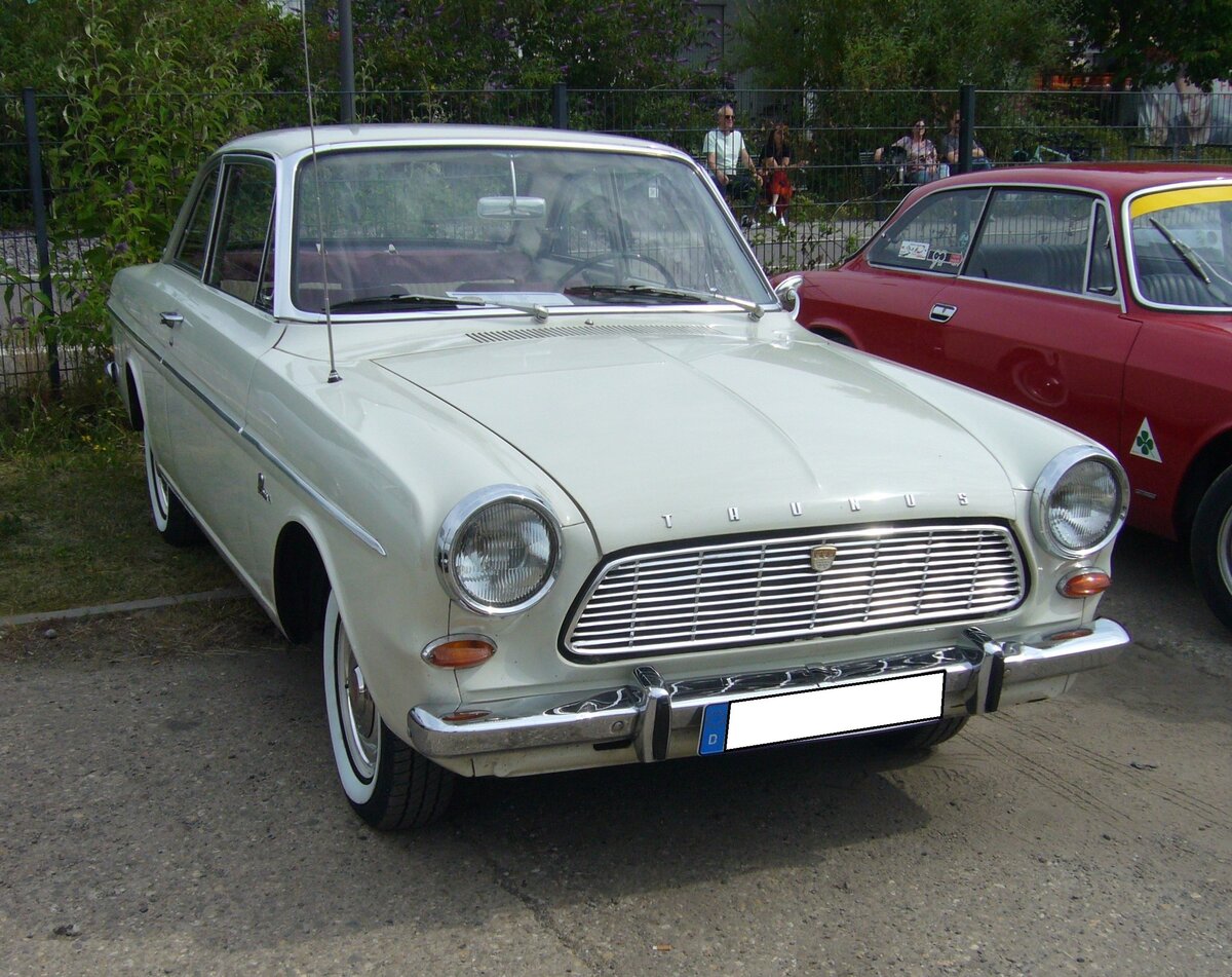 Ford Taunus P4 12M Coupe, produziert von 1963 bis 1966. Der P4 wurde im September 1962 als zweitürige Limousine vorgestellt. 1963 folgten das gezeigte Coupe, die viertürige Limousine und das Kombimodell. Der Käufer konnte bei der Motorisierung zwischen zwei V4-Motoren wählen: 1183 cm³ mit 40 PS oder 1498 cm³ mit 50 PS. In der sportlichen TS-Ausstattung leistet der 1.5l Motor sogar 55 PS. Oldtimertreffen an der  Alten Dreherei  in Mülheim an der Ruhr am 19.06.2022.