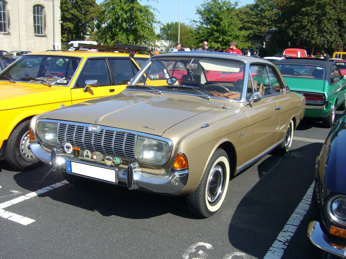 Ford Taunus P5 20M TS Hardtop Coupe. 1964 - 1967. Das 20M TS Hardtop Coupe war das Spitzenmodell der P5-Baureihe und schlug bei seiner Markteinführung mit DM 9700,00 zu Buche. Dafür erhielt der Käufer ein elegantes Coupe mit einem V6-motor, der aus 1998 cm³ Hubraum 90 PS leistet. 4. Ford Event Krefeld am 02.09.2018.