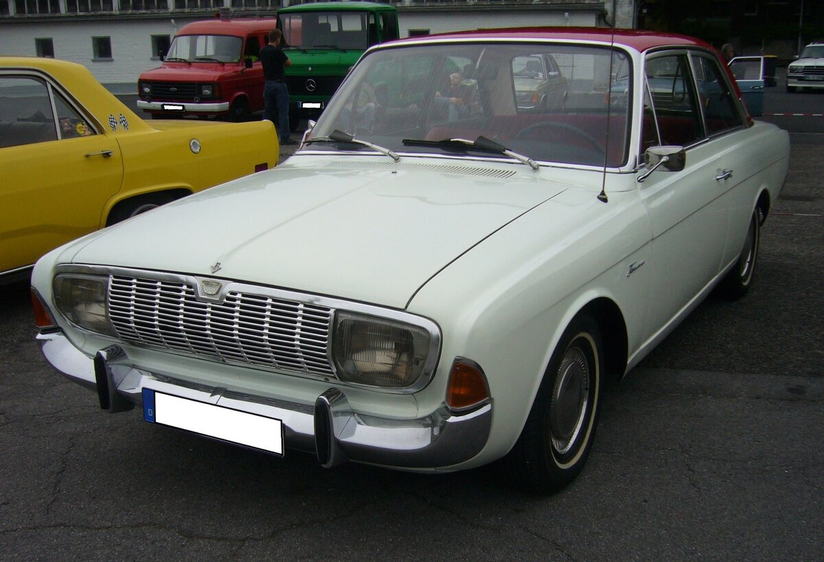 Ford Taunus P5 aus dem Jahr 1965 in der Karosserieversion zweitürige Limousine. Gebaut wurde das Modell von 1964 bis 1967. Man unterscheidet die Modelle 17M und 20M. Das M steht, wie immer bei Ford, für Meisterstück. Die 17M Modelle waren mit einem V4-Motor mit wahlweise 1.5l und 1.7l Hubraum motorisiert. Die 20M Modelle hatten hingegen einen V6-Motor mit einem Hubraum von 1.998 cm³, der 85PS und als 20M TS gar 90 PS leistete. Oldtimer- und Youngtimertreffen an Mo´s Bikertreff in Krefeld am 08.10.2023.