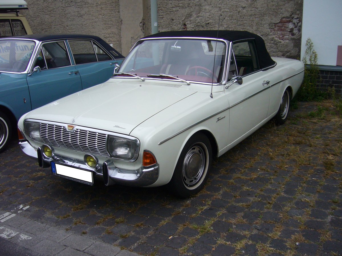 Ford Taunus P5 Cabriolet. 1964 - 1967. Auf Basis der zweitürigen P5 Limousine baut die Firma Deutsch/Köln dieses schicken Cabriolets. Ein 17M Cabriolet war ab DM 11150,00 zu haben. Ford-Classic-Event am 18.09.2016 in Krefeld.