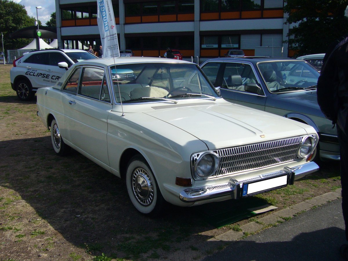 Ford Taunus P6 12M Coupe, gebaut von 1966 bis 1970. Der 12M (das M steht für Meisterstück) war in drei Motorisierungen lieferbar. Der V4-motor leistet wahlweise aus einem Hubraum von 1183 cm³ 45 PS oder aus 1305 cm³ Hubraum 50 PS oder 53 PS. Oldtimertreffen Duisburg-Wedau am 26.08.2018.