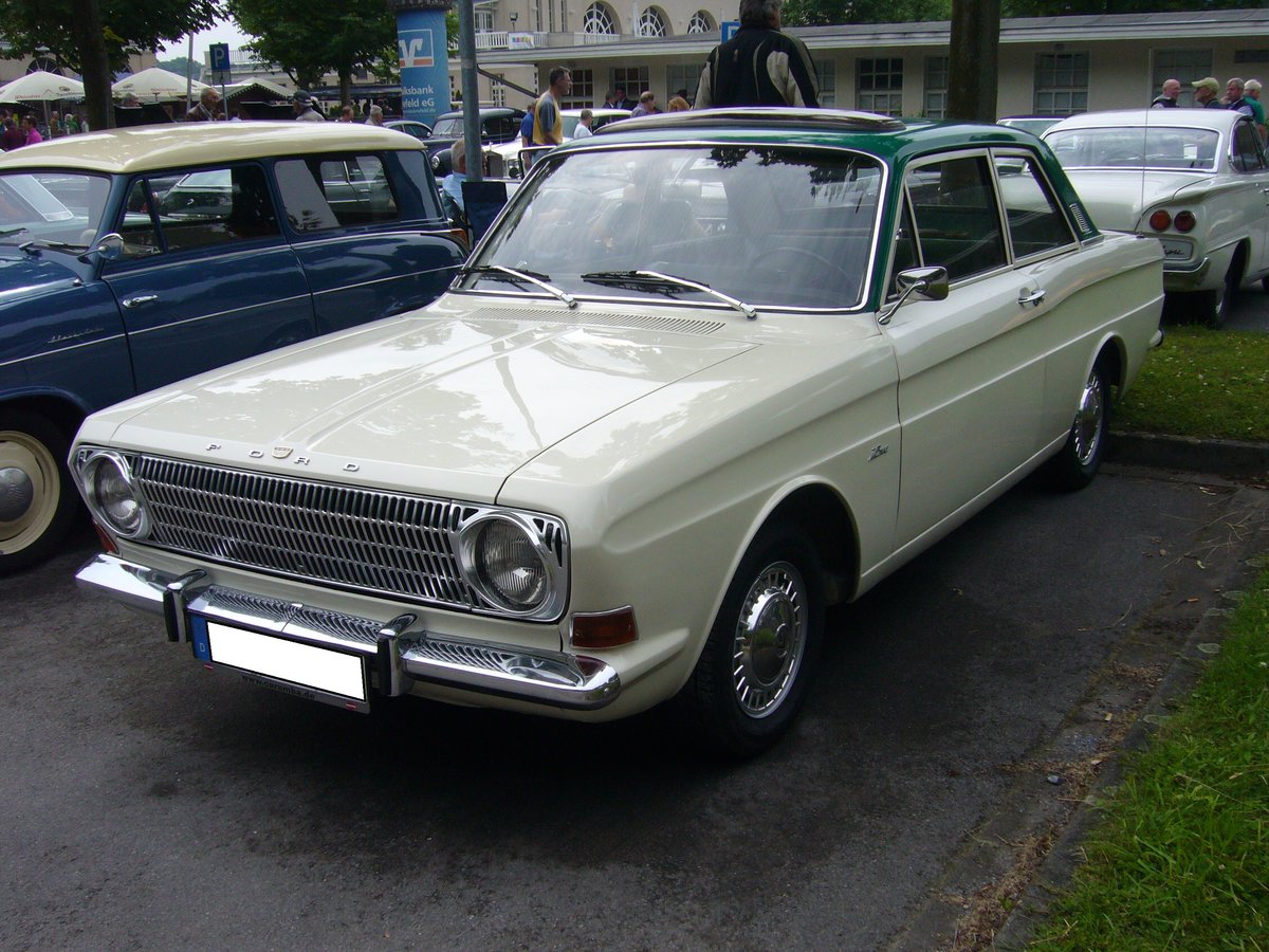 Ford Taunus P6 12M Limousine. 1966 - 1970. Im Gegensatz zum gleichzeitig vorgestellten Schwestermodell P6 15M, das auch als viertürige Limousine, Coupe und Kombi (Turnier) lieferbar war, gab es den 12M nur als zweitürige Limousine und dreitüriges Kombimodell. Der Wagen war mit zwei verschiedenen V4-motoren lieferbar: 1183 cm³ mit 45 PS und 1305 cm³ Hubraum mit 50 PS. Bei seiner Markteinführung kostete ein solcher 12M (M steht übrigens für Meisterstück) DM 5790,00. Oldtimertreffen an der Krefelder Pferderennbahn am 12.06.2016.