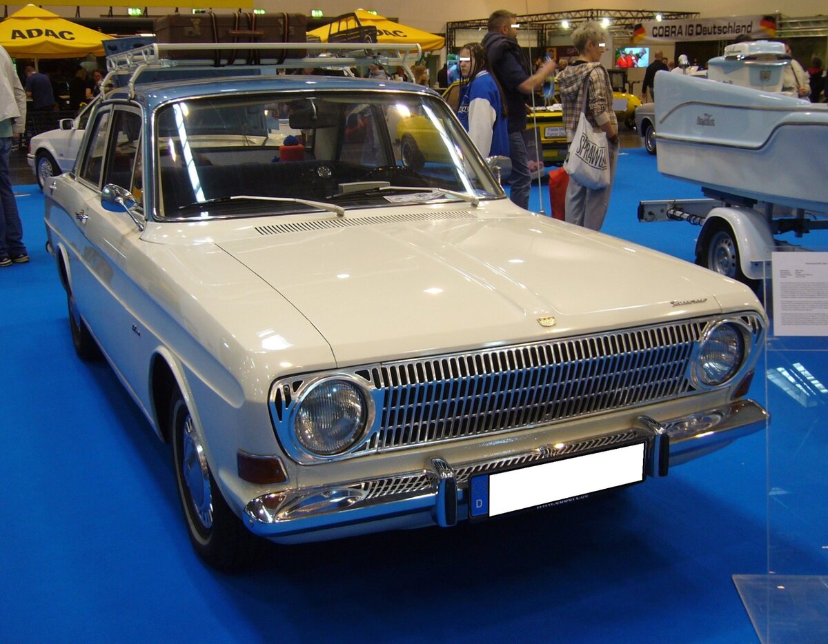Ford Taunus P6 12M Limousine, gebaut von 1966 bis 1970. Im Gegensatz zum gleichzeitig vorgestellten Schwestermodell P6 15M, das auch als viertürige Limousine, Coupe und Kombi (Turnier) lieferbar war, gab es den 12M nur als zweitürige Limousine und dreitüriges Kombimodell. Der Wagen war mit zwei verschiedenen V4-Motoren lieferbar: 1183 cm³ mit 45 PS, 50 PS und 53 PS und 1305 cm³ Hubraum mit 50 PS. Der abgelichtete 12M ist mit dem 1.3l Motor mit 50 PS Motorleistung ausgestattet und wurde 1967 erstmalig zugelassen. Bei seiner Markteinführung kostete ein solcher 12M (Das M steht übrigens für Meisterstück) DM 5790,00. Techno Classica Essen am 06.04.2024.