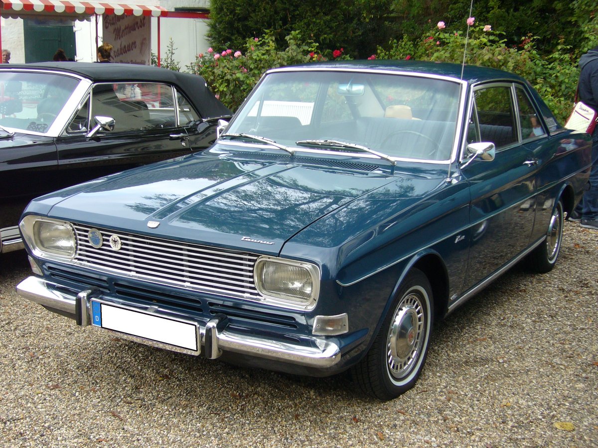 Ford Taunus P6 15M TS Coupe. 1966 - 1970. Der P6 war als 12M und 15M lieferbar. Er konnte als zwei- und viertürige Limousine, als dreitüriges Kombimodell (Turnier) und als zweitüriges Coupe bestellt werden. Das abgelichtete Coupe hat als 15M TS die stärkste lieferbare Motorisierung. Bis 1968 wurde ein V4-motor mit 1498 cm³ Hubraum und 65 PS verbaut. Nach den Werksferien 1968 kam ein V4-motor mit einem Hubraum von 1699 cm³ und 70 PS zum Einsatz. Oldtimertreffen Schloss Lauersfort in Moers am 03.10.2018.