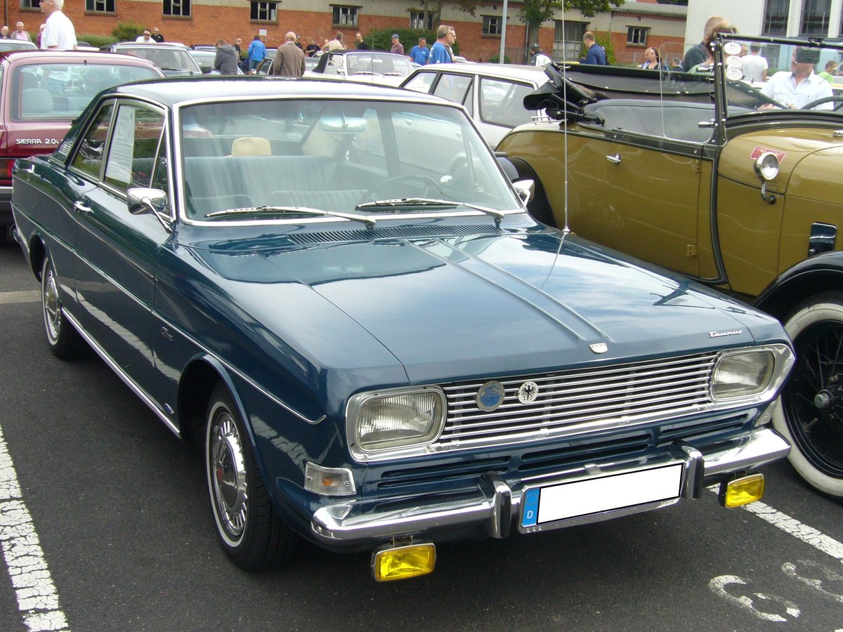 Ford Taunus P6 15M TS Coupe, produziert in Köln und Genk/Belgien von 1966 bis 1970. Der P6 war als 12M und 15M lieferbar. Er konnte als zwei- und viertürige (nur 15M) Limousine, als dreitüriges Kombimodell (Turnier) und als zweitüriges Coupe bestellt werden. Das abgelichtete Coupe hat in der Version 15M TS die stärkste lieferbare Motorisierung. Bis 1968 wurde ein V4-motor mit einem Hubraum von 1498 cm³ und 65 PS verbaut. Nach den Werksferien 1968 kam ein V4-motor mit einem Hubraum von 1699 cm³ und 70 PS zum Einsatz. Alt-Ford-Treffen an Mo´s Bikertreff in Krefeld am 01.09.2019.