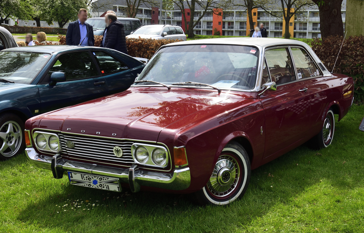 Ford Taunus P7 Limousine, zu Gast auf beim Oldtimertreffen, Frühlingserwachen am Sportcentrum Loherhof Geilenkirchen , 1.Mai 2023