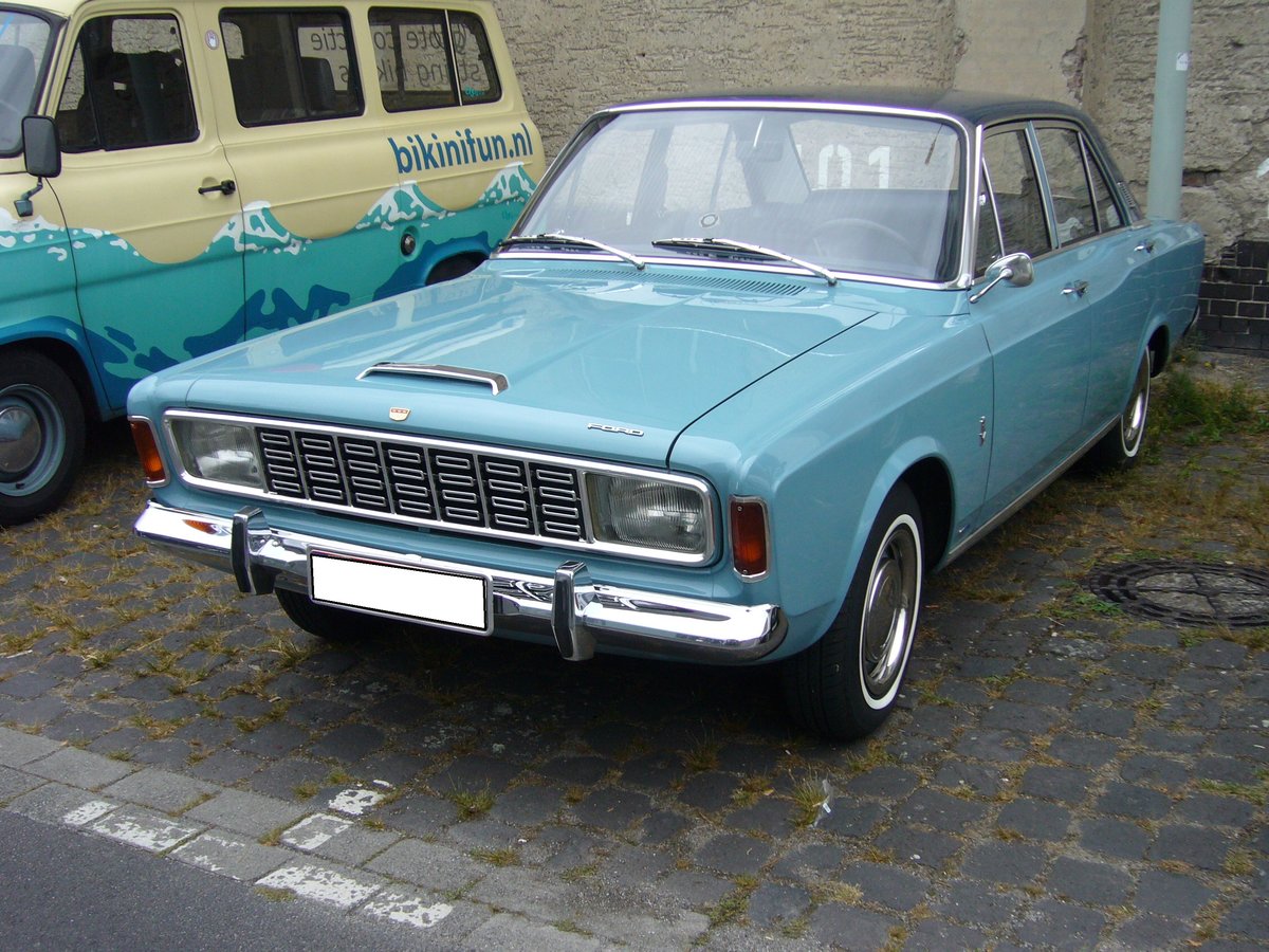 Ford Taunus P7a viertürige Limousine. 1967 - 1968. Der P7a war nur ein Jahr im Programm der Kölner. Die übertrieben, amerikanisierte Karosserieform traf nicht so recht den Geschmack der europäischen Kunden. Ford-Classic-Event am 18.09.2016 in Krefeld.