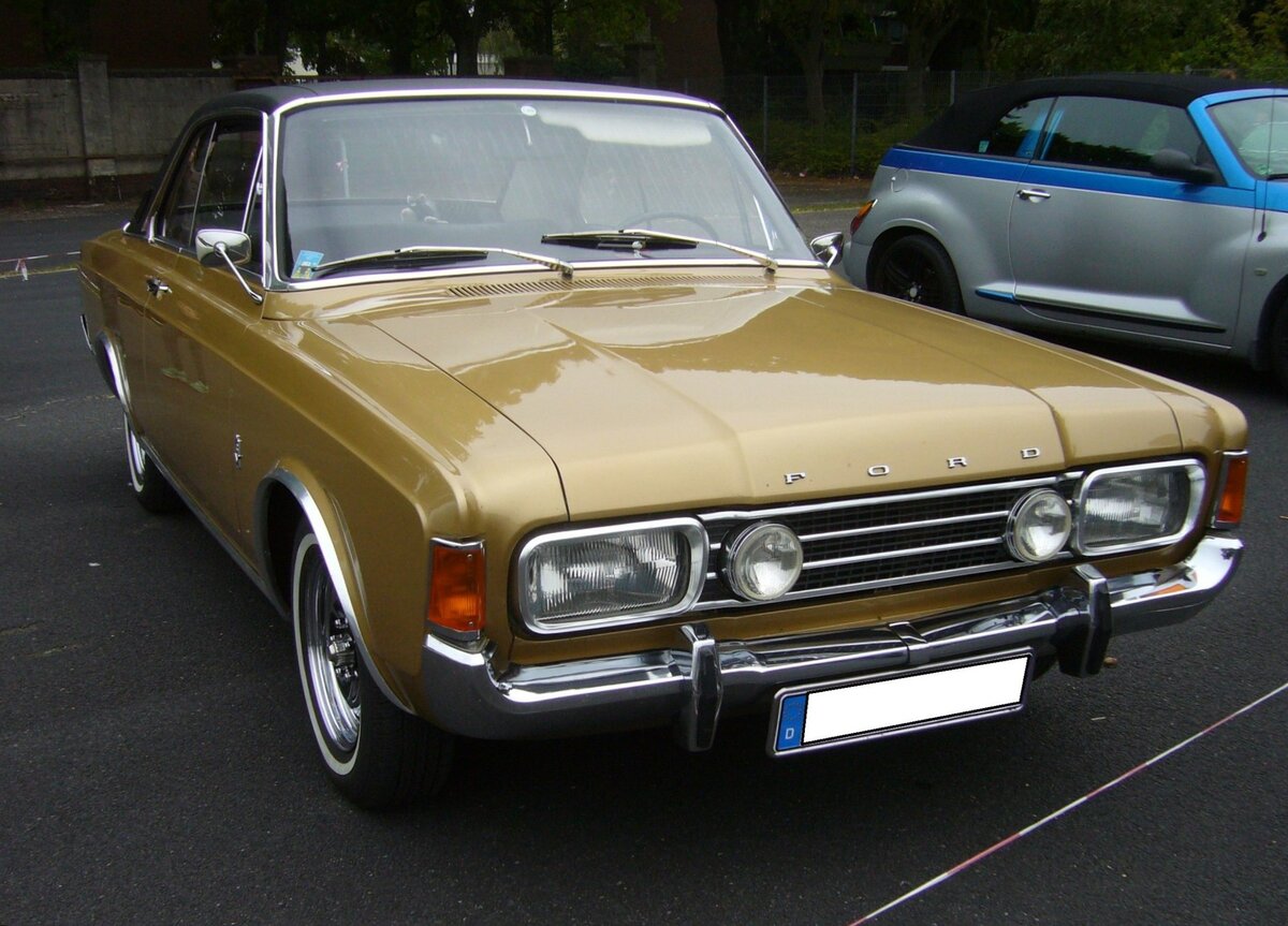 Ford Taunus P7b 20M RS Hardtop Coupe, gebaut von 1968 bis 1971. Mit diesem Modell zielten die Kölner auf den Rüsselsheimer Konkurrenten, das Opel Commodore Coupe. Für ein solches, sportliches, Coupe in der RS-Ausstattung im Farbton champagnergold, musste man im Jahr 1968 mindestens DM 10.490,00 auf die Theke des Ford Händlers legen. Der V6-Motor leistet 125 PS aus einem Hubraum von 2293 cm³. Oldtimer- und Youngtimertreffen an Mo´s Bikertreff in Krefeld am 08.10.2023.