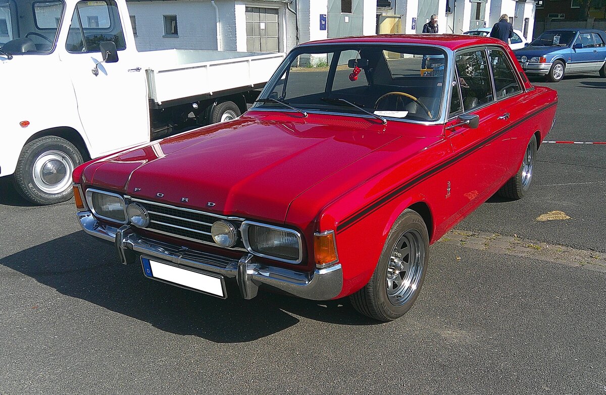 Ford Taunus P7b 20M RS Limousine zweitürig. Im August 1968 brachte Ford mit dem  P7b  den Nachfolger des unglücklichen Vorgängermodells auf den Markt. Neu bei dieser Modellreihe war auch die Motorenvariante, die auch im gezeigten Auto verbaut ist. Es handelt sich um einen V6Motor mit einem Hubraum von 2293 cm³ und einer Leistung von 125 PS. Ford-Treffen am 26.04.2026 an Mo´s Bikertreff in Krefeld.