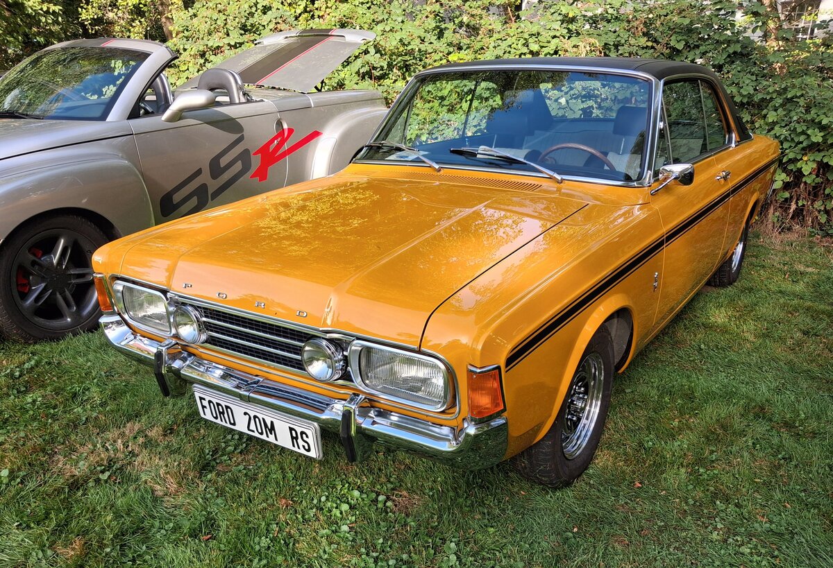 Ford Taunus P7b 20M RS Hardtop Coupe im Farbton maisgelb, wie er in den Jahren von 1968 bis 1971 vom Band lief. Mit diesem Modell zielten die K�lner auf die Konkurrenz aus R�sselsheim in Form des Commodore Coupe. F�r ein solches, sportliches Coupe in der RS-Ausstattung musste man 1968 mindestens DM 10.490,00 auf die Theke des Ford H�ndlers legen. Der V6-Motor leistet 125 PS aus einem Hubraum von 2293 cm�. Cars & Castle auf Schlo� Lauersfort in Moers am 03.10.2026.
