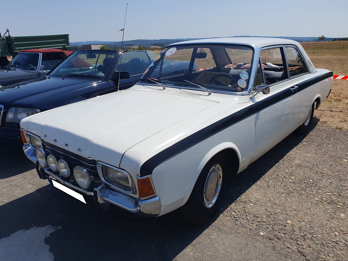 Ford Taunus P7b als zweit�rige Limousine, wie er von 1968 bis 1971 gebaut wurde. Nach dem der der 1967 eingef�hrte P7a vielen Ford-Kunden zu  amerikanisch  einher kam und die Verkaufszahlen zu W�nschen lie�en, kam nur ein Jahr sp�ter der P7b auf den Markt. Die Optik der Karosserie fiel weniger  schw�lstig  aus. Die Frontpartie wurde ver�ndert und dem europ�ischen Kundengeschmack angepasst. Das Modell war mit etlichen Vier- Sechszylindermotoren lieferbar. Oldtimertreffen am Landmuseum Lorch-Ransel am 02.08.2026.