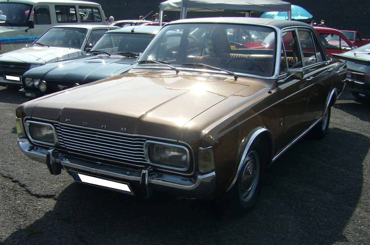 Ford Taunus P7b viertürige Limousine, gebaut von 1968 bis 1971. Die als 17M und 20M am Markt platzierten Modelle waren wahlweise mit V4-Motor oder V6-Motor mit Hubraumgrößen von 1.5l, 1.7l, 1.8l, 2.0l, 2.3l und 2.6l lieferbar. 9. Ford-Classic-Event an Mo´s Bikertreff in Krefeld am 03.09.2023.