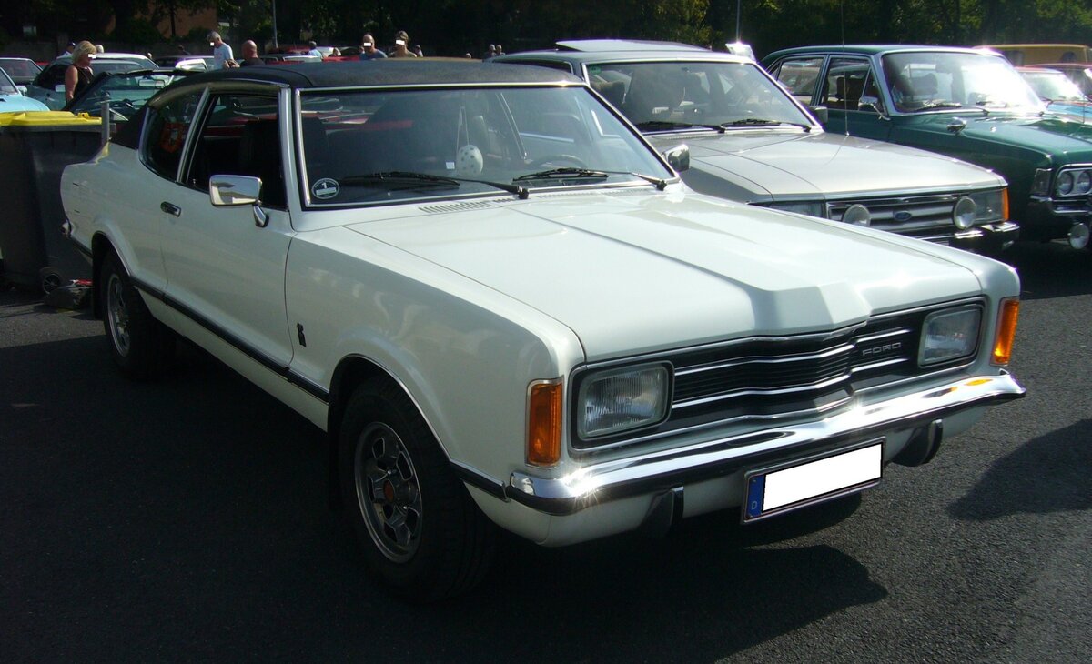 Ford Taunus TC Coupe 1.6 GXL im Farbton diamantweiß. Gebaut wurde das Modell von 1970 bis 1975. Während die Ausstattungsvariante 1.6l XL aus einem Hubraum von 1576 cm³ 72 PS leistete, kam die luxuriösere GXL-Version durch die Bestückung mit einem Weber 32/38 Fallstromvergaser auf eine Leistung von 88 PS. 9. Ford-Classic-Event an Mo´s Bikertreff in Krefeld am 03.09.2023.