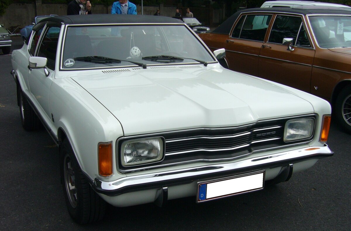 Ford Taunus TC Coupe 1.6 im Farbton diamantweiß und der Ausstattungsvariante GXL. Gebaut wurde das Modell von 1970 bis 1975. Während die Ausstattungsvariante 1.6l XL aus einem Hubraum von 1576 cm³ 72 PS leistete, kam die luxuriösere GXL-Version durch die Bestückung mit einem Weber 32/38 Fallstromvergaser auf eine Leistung von 88 PS. Oldtimer- und Youngtimertreffen an Mo´s Bikertreff in Krefeld am 08.10.2023.
