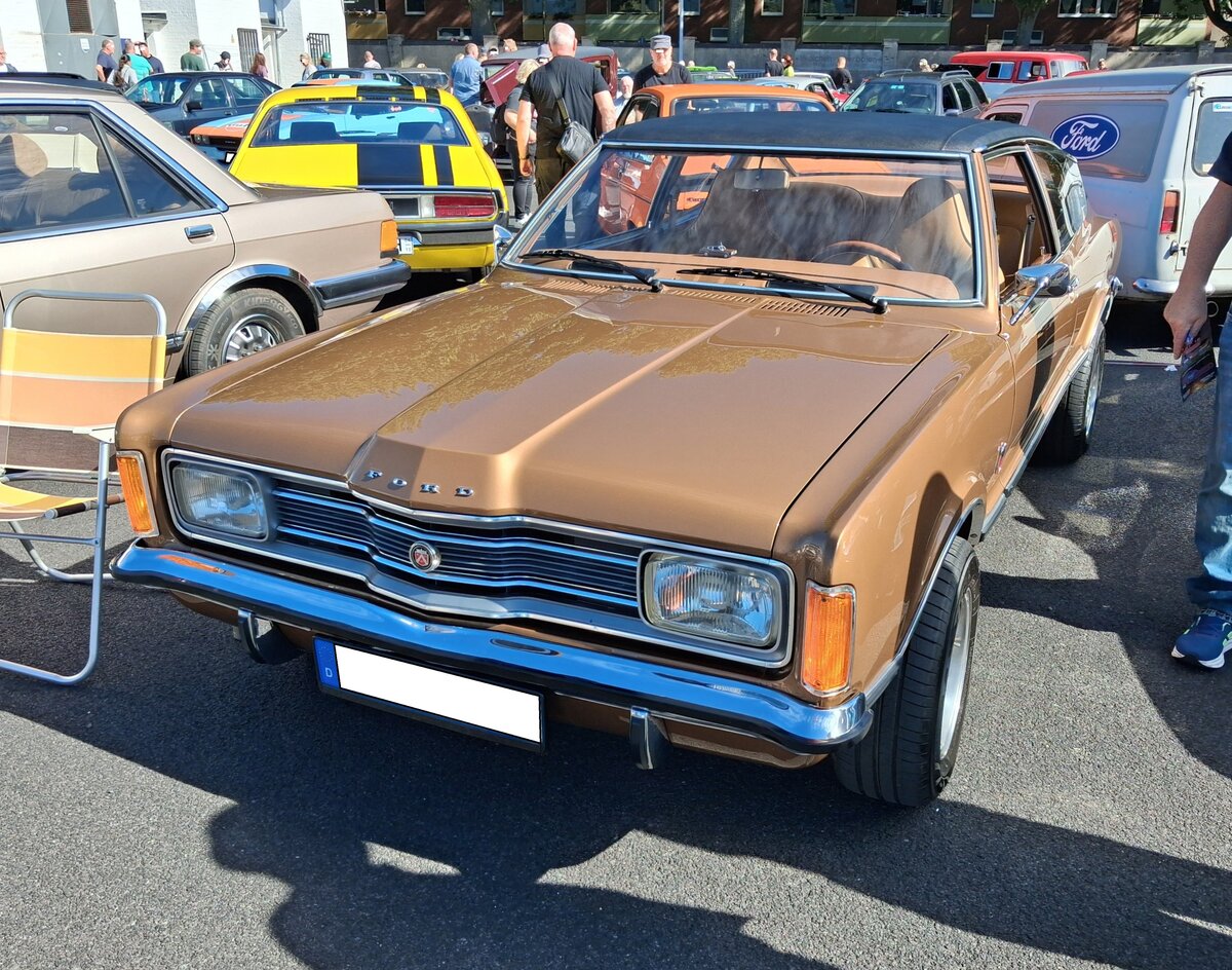 Ford Taunus TC Coupe 1.6 im Farbton copper brown und in der luxuri�sen Ausstattungsvariante GXL. Gebaut wurde das Modell von 1970 bis 1975. W�hrend die Ausstattungsvariante 1.6l XL aus einem Hubraum von 1576 cm� 72 PS leistete, kam die luxuri�sere GXL-Version durch die Best�ckung mit einem Weber 32/38 Fallstromvergaser auf eine Leistung von 88 PS. Alt-Ford-Treffen an Mo´s Bikertreff Krefeld am 06.09.2026.