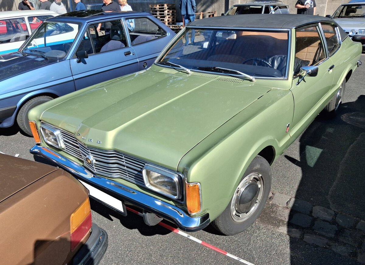 Ford Taunus TC Coupe 1600 in der Ausstattungsvariante XL. Der  XL  war damals die mittlere Ausstattungsversion. Darunter war der  L  und dar�ber der  GXL  angesiedelt. Gebaut wurde das Modell von 1970 bis 1975. Der Vierzylinderreihenmotor hat einen Hubraum von 1576 cm� und leistet 72 PS. Die H�chstgeschwindigkeit gaben die K�lner mit 148 km/h an. Alt-Ford-Treffen an Mo´s Bikertreff Krefeld am 06.09.2026.