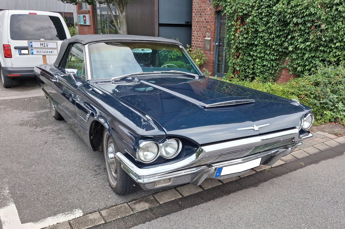 Ford Thunderbird Convertible des Modelljahres 1965, lackiert im Farbton caspian blue. Vom Thunderbird Convertible verkaufte Ford/USA im Jahr 1965 6.846 Autos zu einem Preis ab US$ 4953,00. Unter der Motorhaube verrichtet ein wassergek�hlter V8-Motor seinen Dienst, der aus einem Hubraum von 6391 cm� wahlweise 300 PS oder 330 PS leistet. Im gezeigten  T-Bird  ist der 300 PS-Motor verbaut. 13. Saarner Oldtimer-Cup am 30.08.2026 in M�lheim an der Ruhr/Saarn.